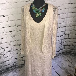 Long sleeveless dress with cover